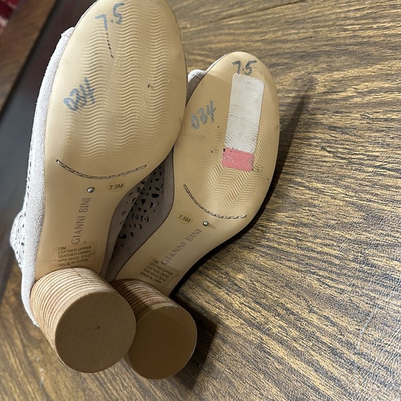Gianni Bini Pomma Suede Laser Cut Booties, Taupe, Women’s size US 7.5 - Picture 7 of 8